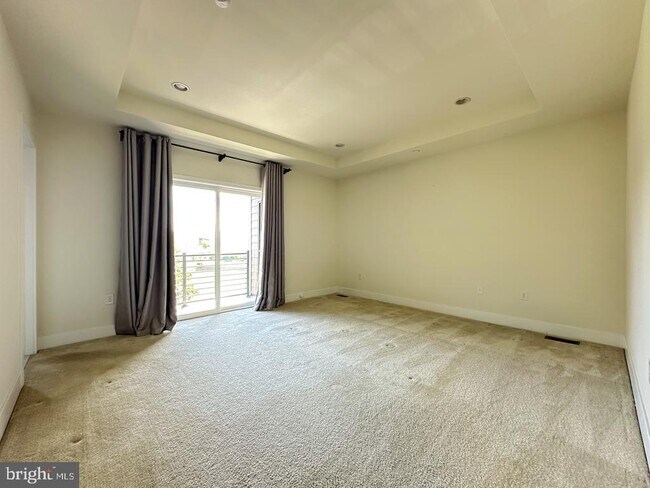 Building Photo - 1009 Lakeview Ct