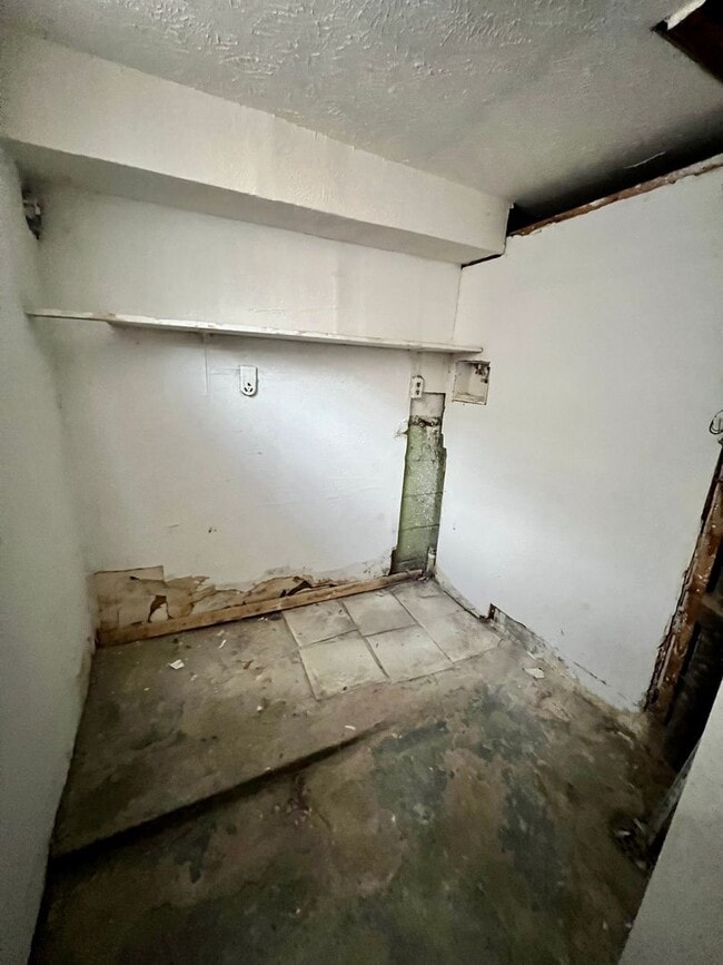 Building Photo - Newly Updated 3-bed 1.5-bath House in South Omaha, close to 13th St and downtown