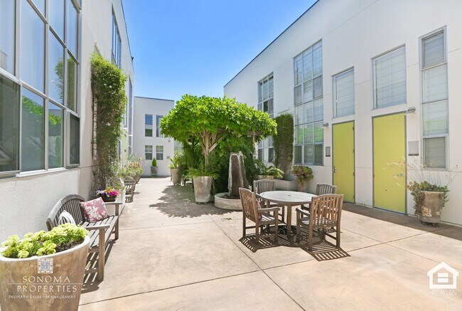 Building Photo - Modern 1BD/2BA Loft Just Minutes from Down...