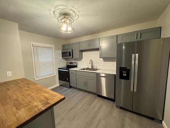 Building Photo - Downtown Duplex