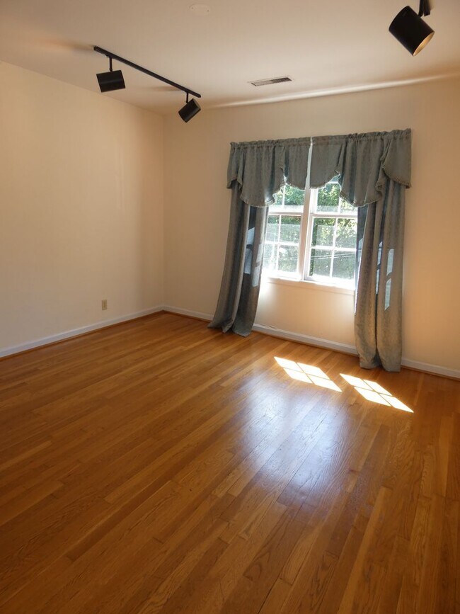 Building Photo - Charming Carriage Home in the Heart of Hoover