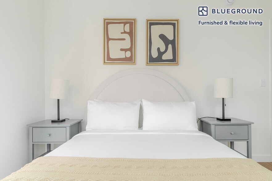 Building Photo - 27-01 Jackson Ave