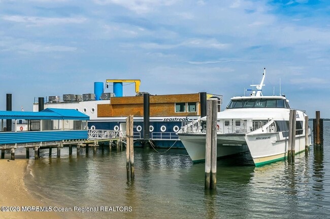 Building Photo - 23 E Mnr Sq