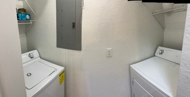 Building Photo - Unfurnished well-maintained 1-bedroom, 1-bath home in Bonita Springs