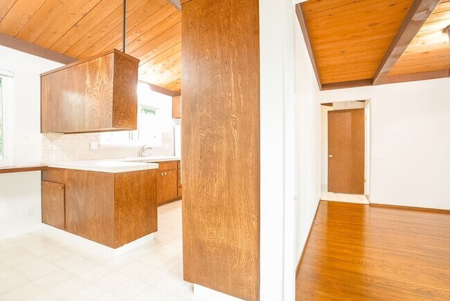 Building Photo - Charming 3-Bedroom Country House