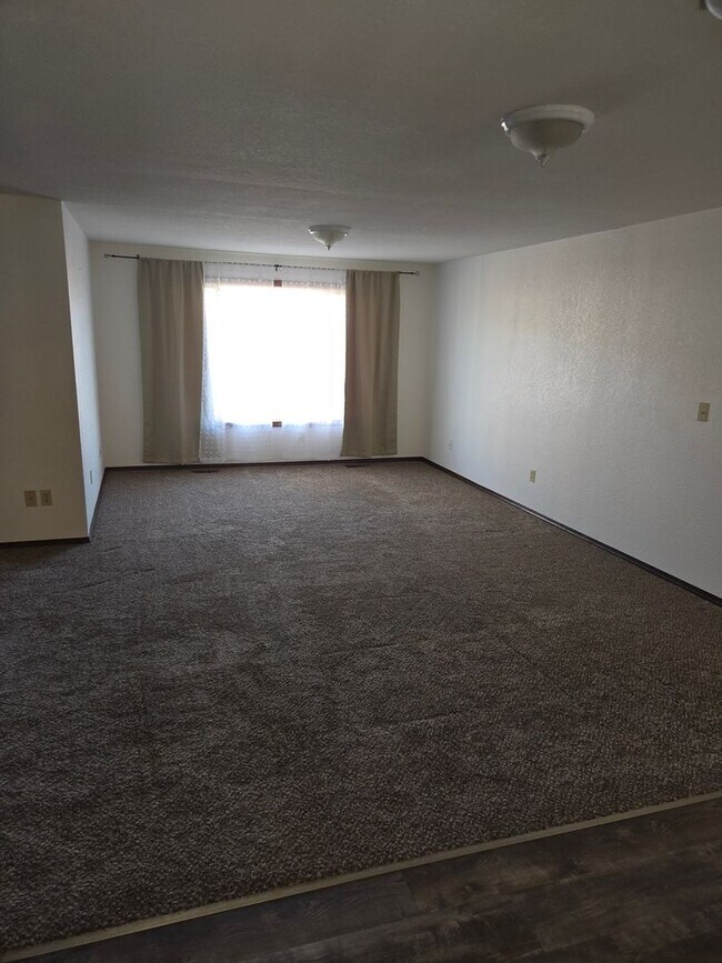 Building Photo - Beautiful Hermiston Home offers a perfect balance of comfort and convenience