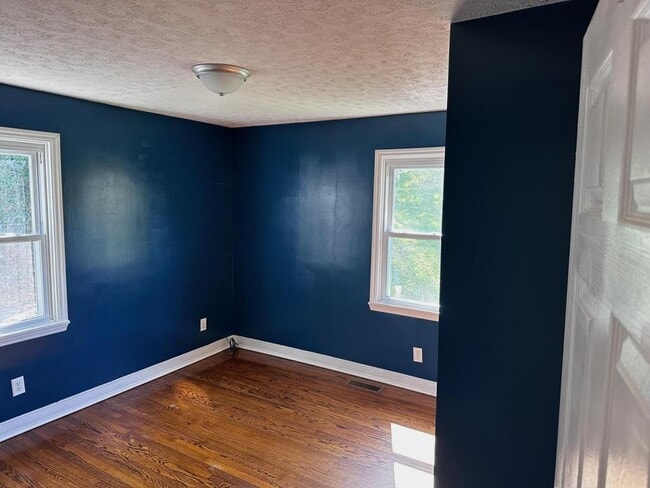 Building Photo - 1207 E Lakeview Dr
