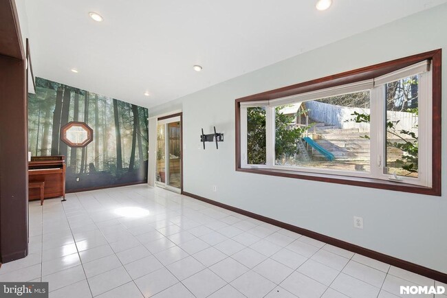 Building Photo - 303 Mansfield Rd