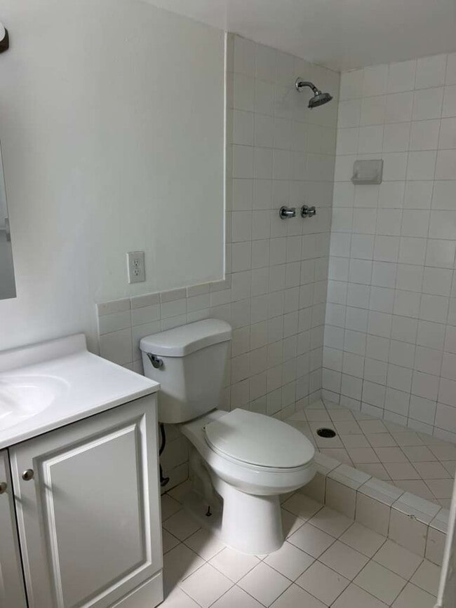 Building Photo - 15225 NE 6th Ave