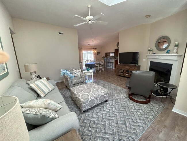 Building Photo - Monthly furnished rental 2 1/2 miles from ...