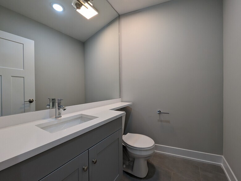 Building Photo - 423 W Belden Ave