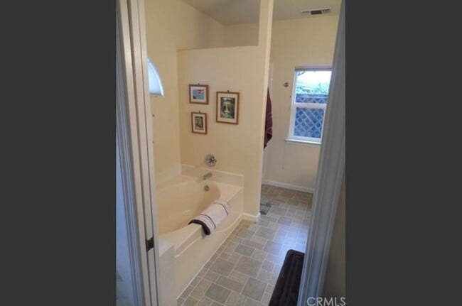 Building Photo - Cute, Charming, Well Maintained and Central Location!