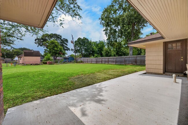 Building Photo - 5027 Creekbend Dr