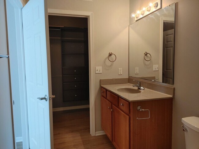 Building Photo - $1,550 | 2 Bedroom, 2 Bathroom Condo | No ...