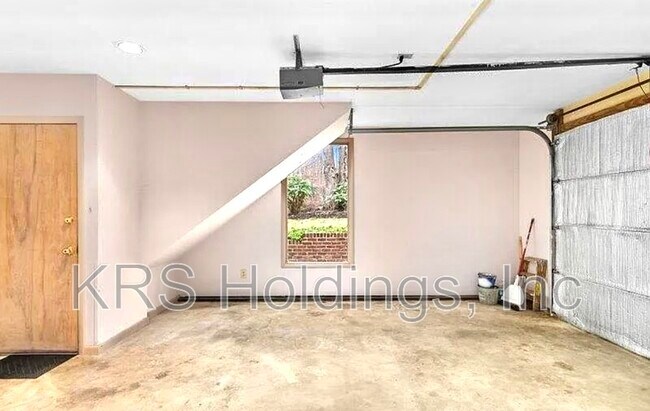 Building Photo - 487 Westwood Rd