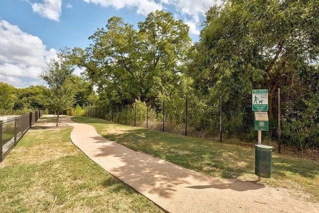 Building Photo - 604 N Bluff Dr