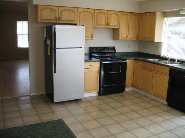 Building Photo - 102 Village Dr