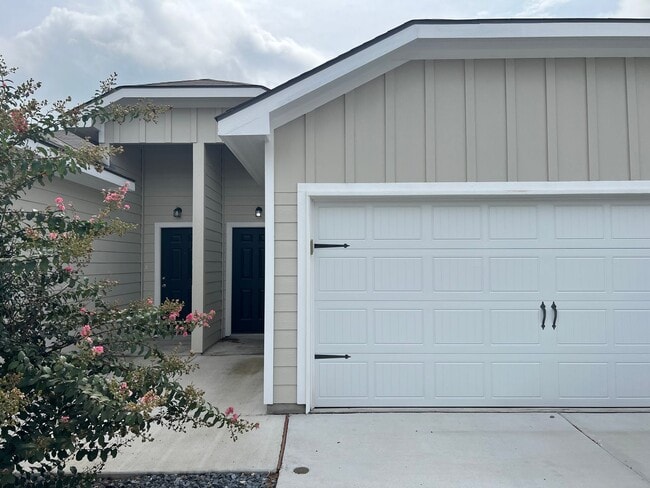 Building Photo - Luxury 3/2 Duplex in Seguin, Texas