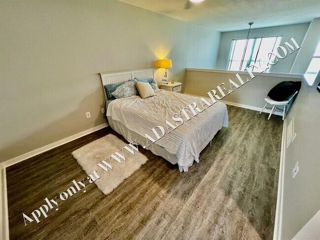 Building Photo - Beautiful 2 Bed 2.5 Bath Townhome Near The Plaza - Available NOW!!