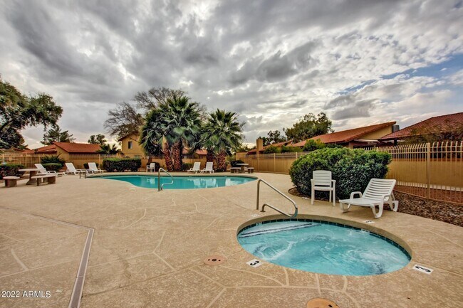 Building Photo - 2415 W Greenway Rd