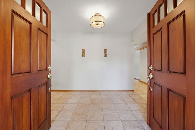 Building Photo - Beautifully Updated 3BR/2BA Home with Private Garden Oasis