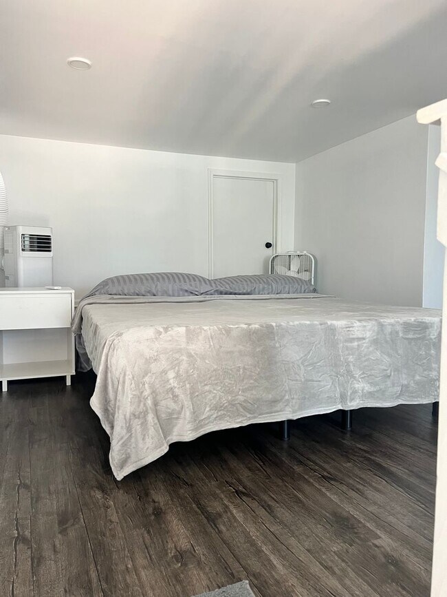 Building Photo - L2-124