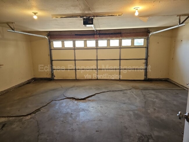 Building Photo - 9 River Dr