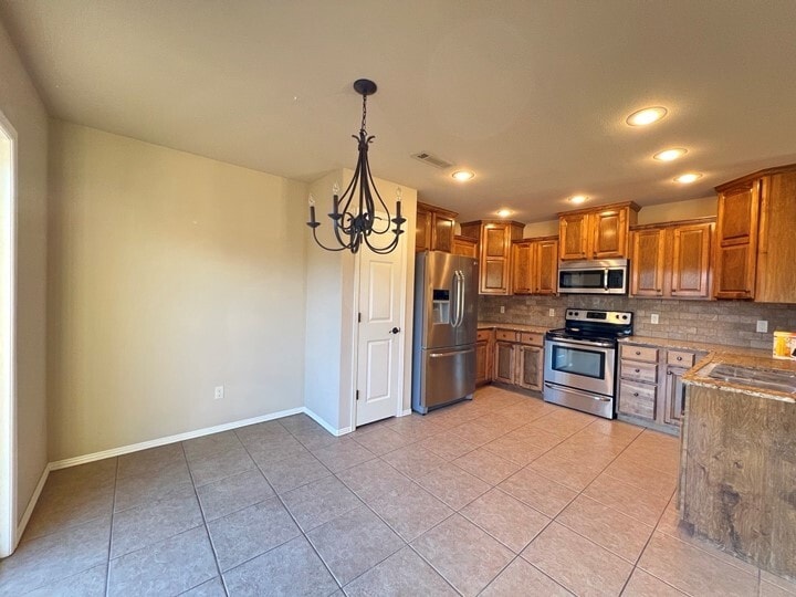 Dining Area & Kitchen - 3107 SW Fernwood Ave