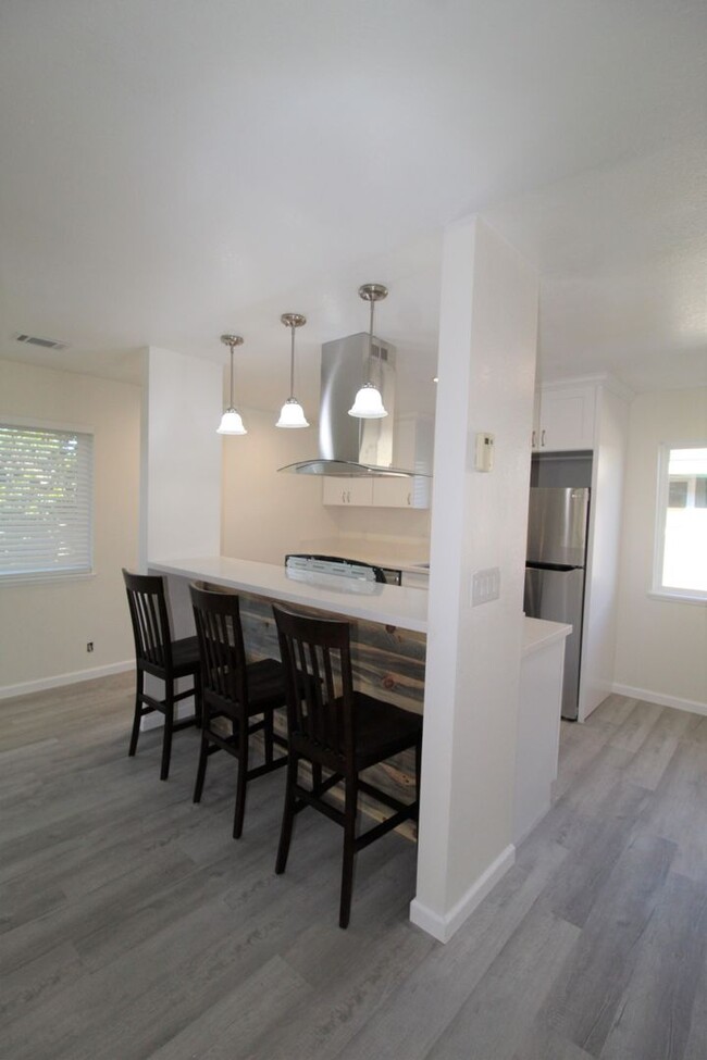 Building Photo - Remodeled Ventura Keys Duplex