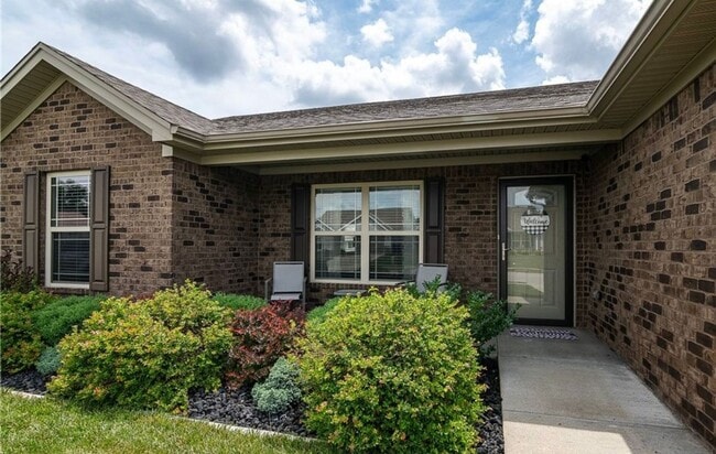 Building Photo - 3BR/2BA Home with Two Car Garage, Fenced B...