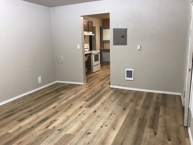 Building Photo - BEL250