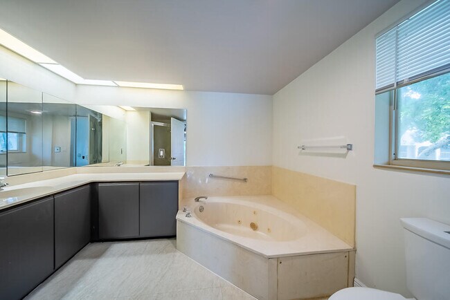 Building Photo - 13810 Oneida Dr