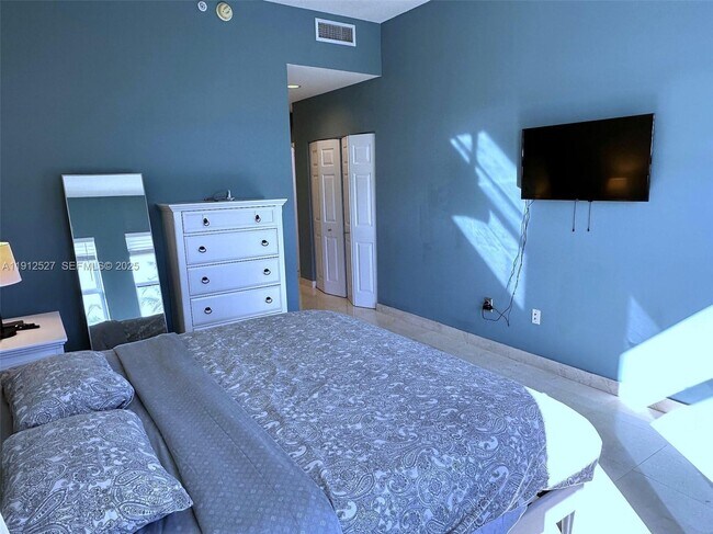 Building Photo - 2080 S Ocean Dr