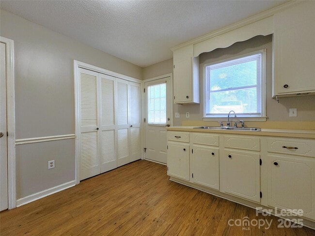 Building Photo - 2105 Bertha St