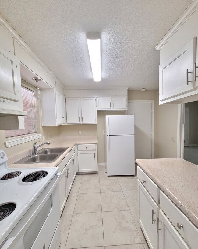 Building Photo - 6506 Colonial Dr