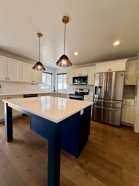 Building Photo - 353 N High Ridge Rd