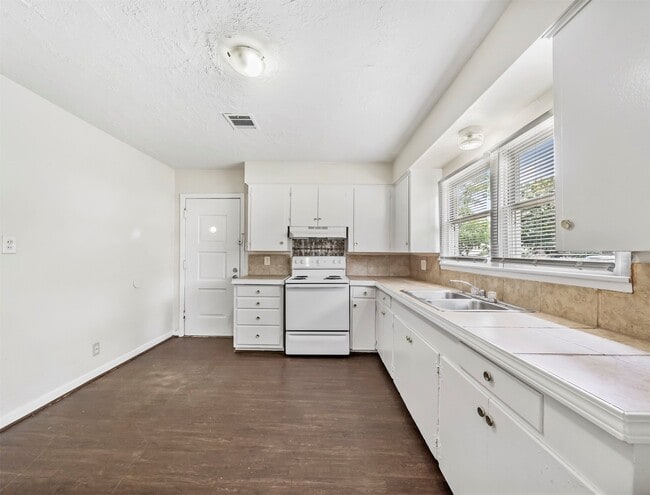 Building Photo - 1413 3rd Ave N