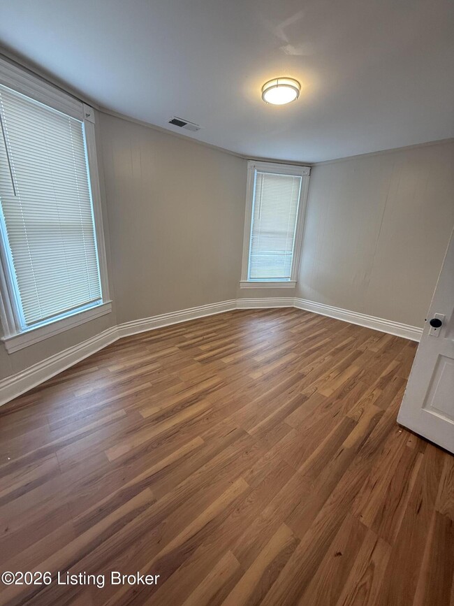 Building Photo - 2547 Bank St