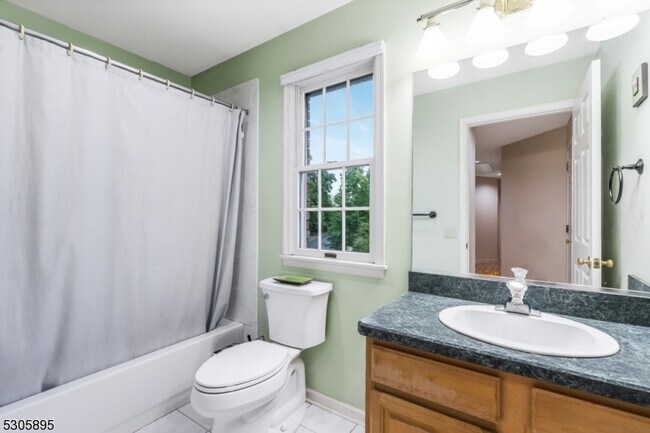 Building Photo - 5 Hidden Pond Ct