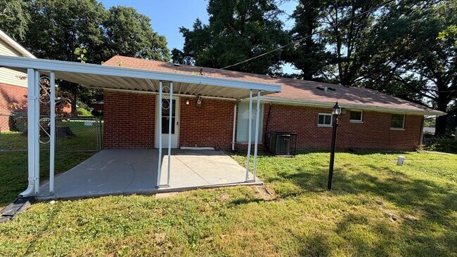 Building Photo - 1118 Soria St
