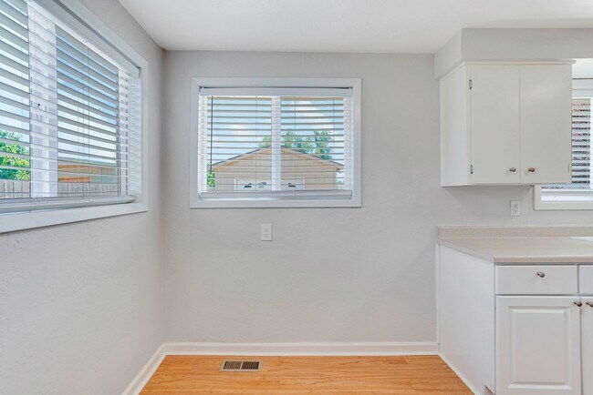 Building Photo - Well kept 3 bed, 1 bath in NE Salem