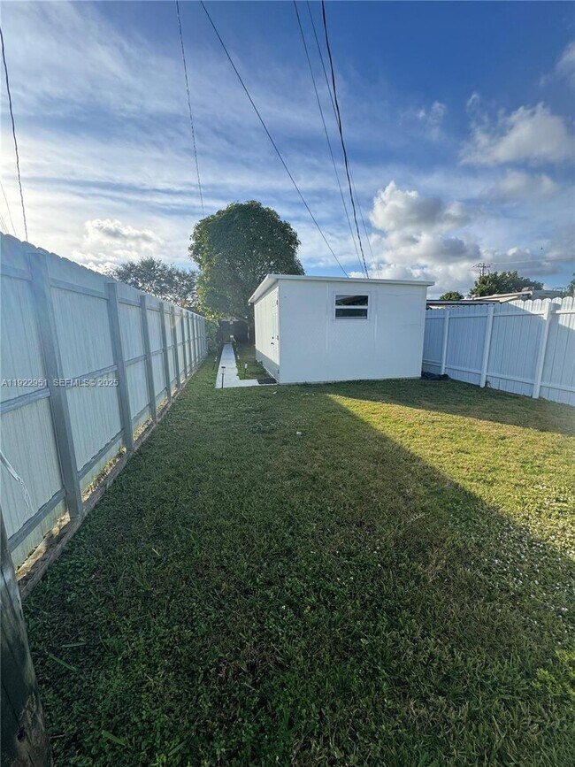 Building Photo - 4341 SW 99th Ct