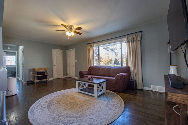 Primary Photo - Beautiful 3 Bedroom / 1 Bath Home in Distr...