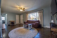 Building Photo - Beautiful 3 Bedroom / 1 Bath Home in Distr...