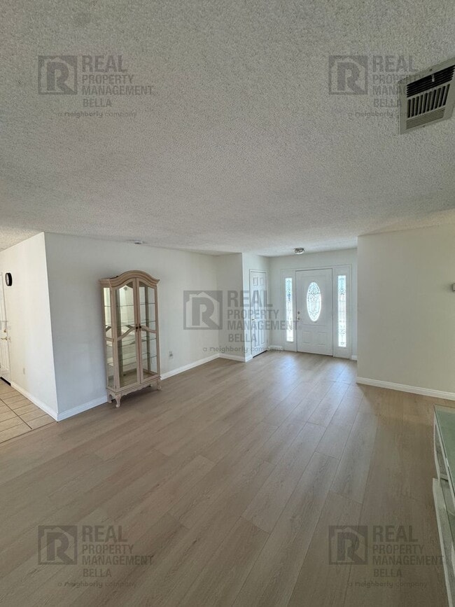 Building Photo - 55+ Community Gem: Open Floor Plan, Large Backyard & Clubhouse Amenities