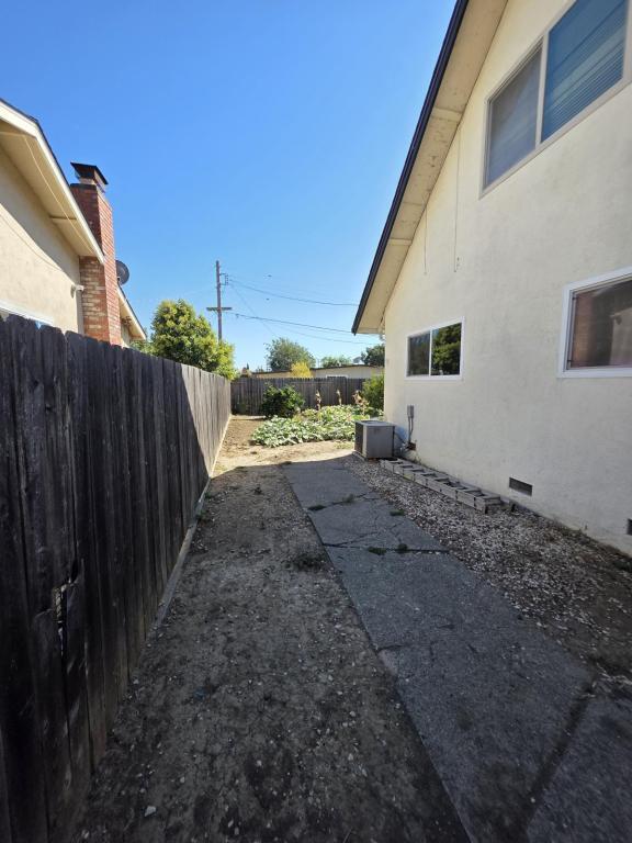 Building Photo - 567 San Dimas St