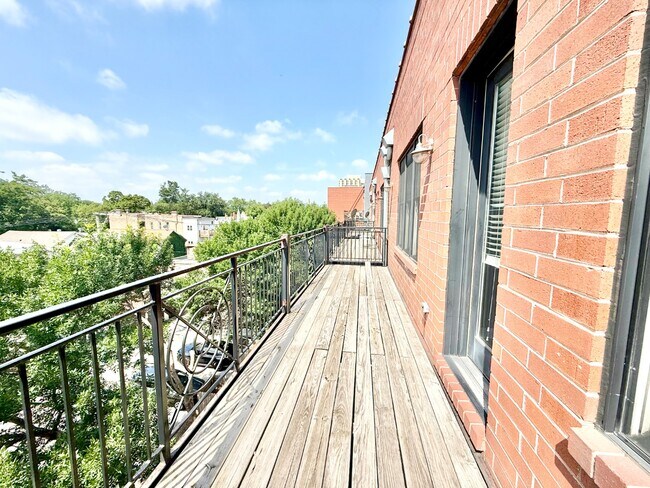 Building Photo - Stunning 2 Bed 2 Bath Plus Lofted Den in the Wicker Park area