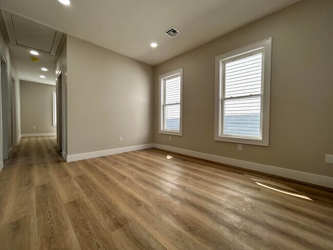 Building Photo - 115 CARTERET Ave