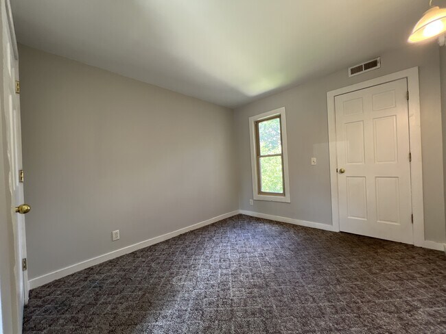 Building Photo - 582 Loras Blvd