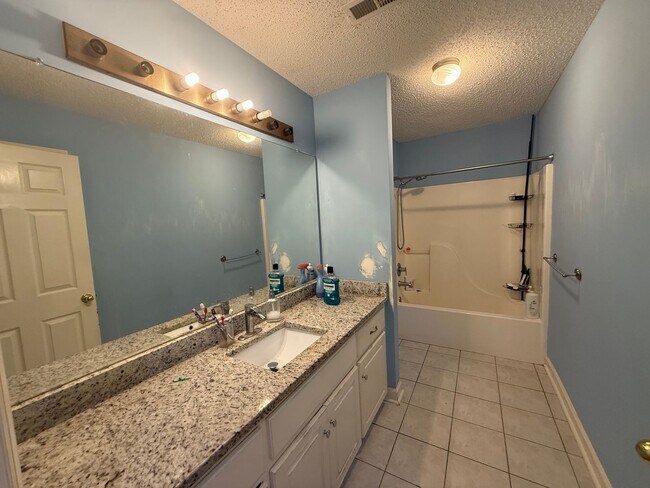 Building Photo - 4/2 Home Available Now!